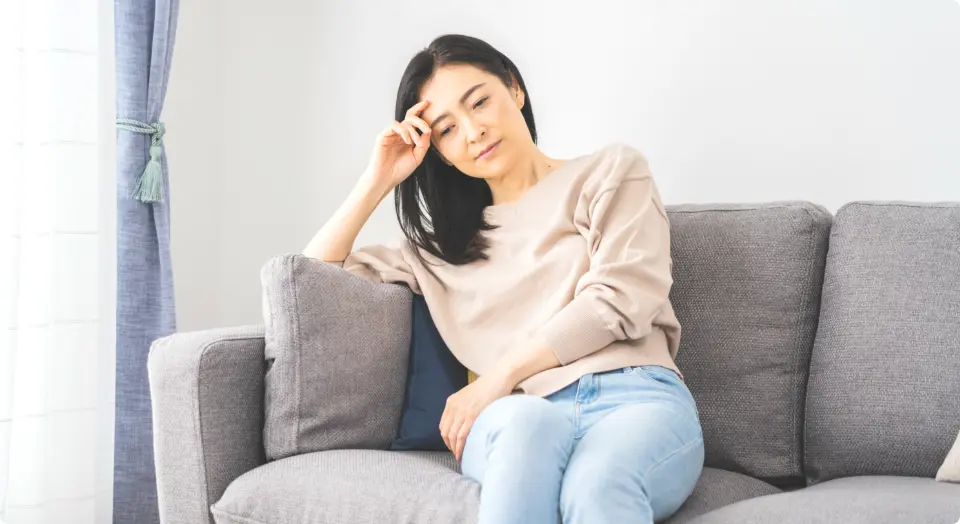悩む女性
