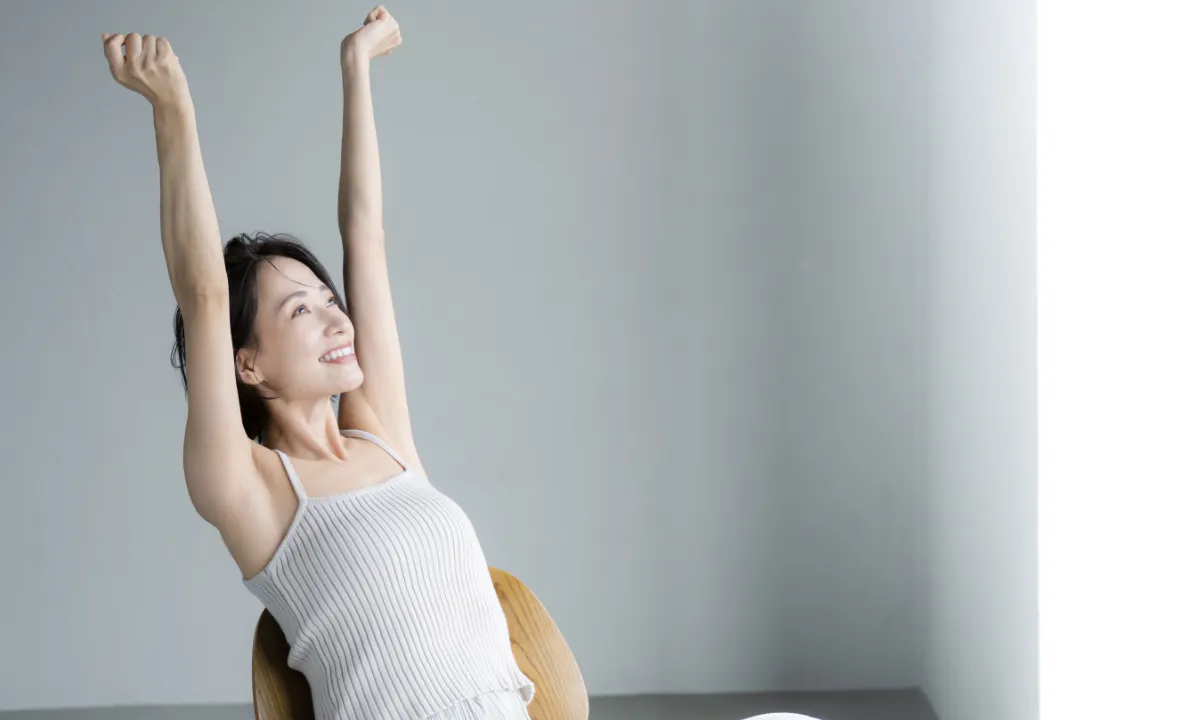 伸びをする女性