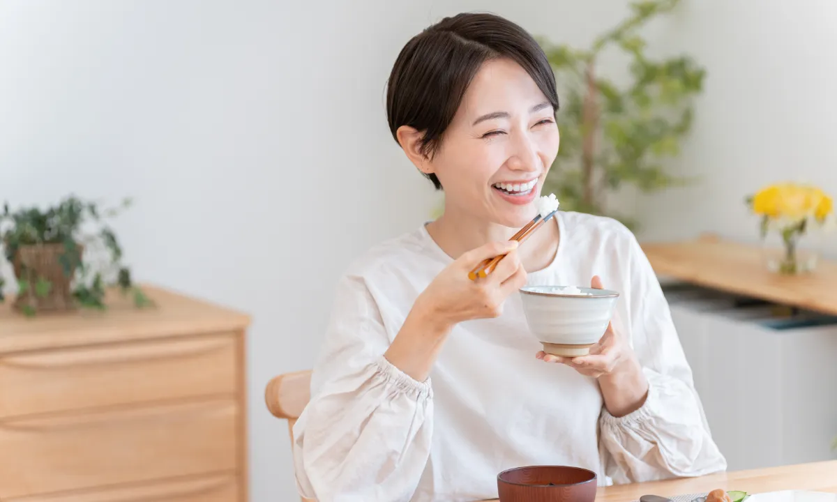 食事する女性