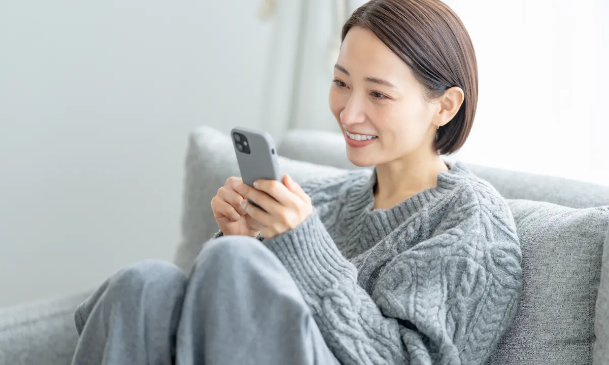 スマホを見る女性